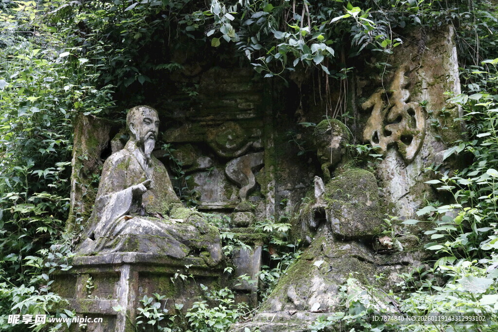 古雅绿植环绕的石质雕像