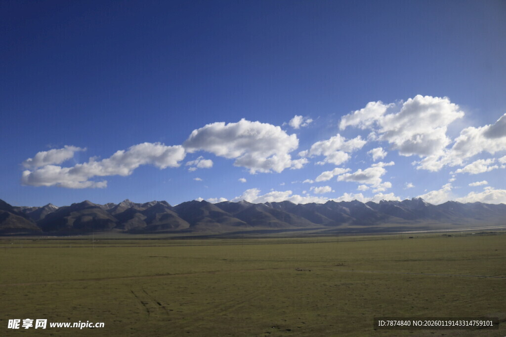广袤草原与蓝天白云美景