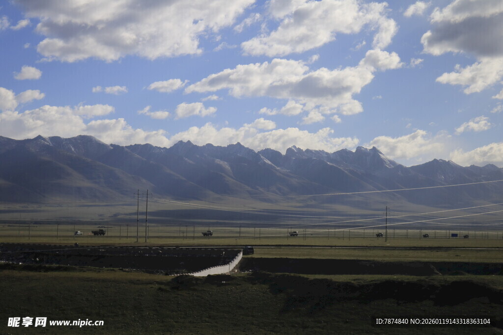 草原上空飞鸟与远山美景