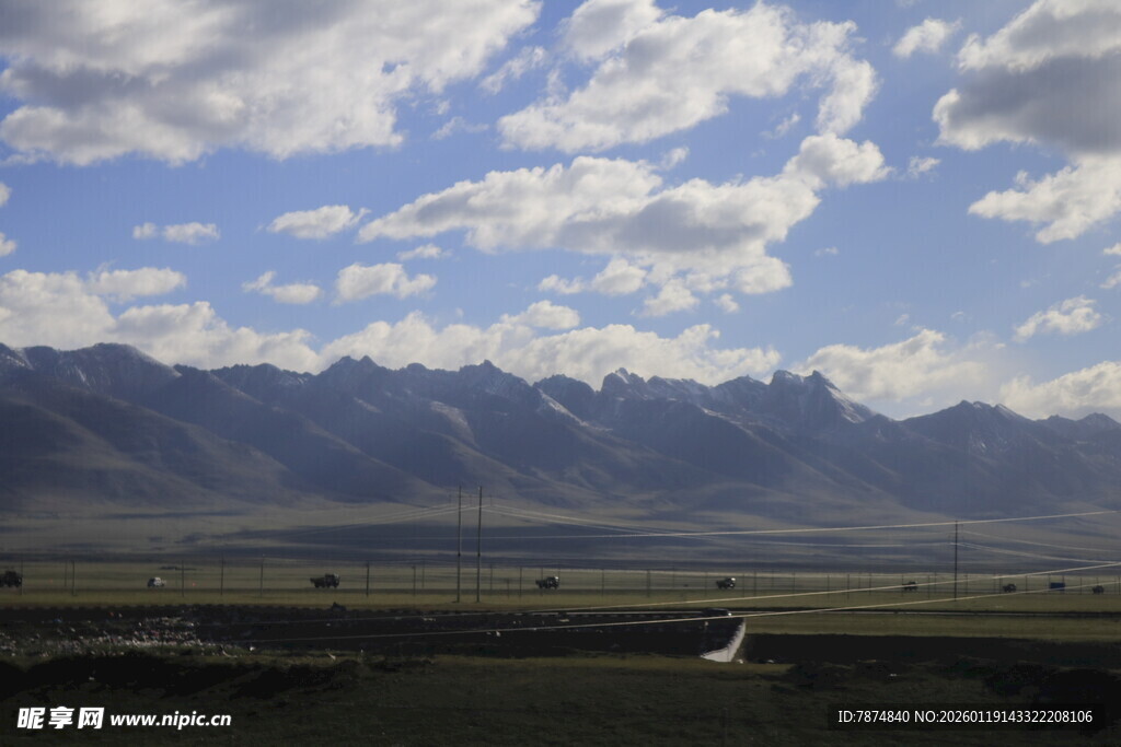 草原远山与蓝天美景