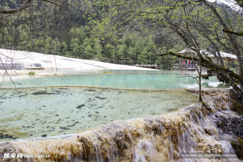 九寨沟清澈秀丽的山水景观
