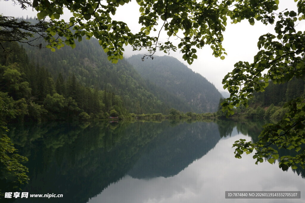 静谧山水间的湖光山色
