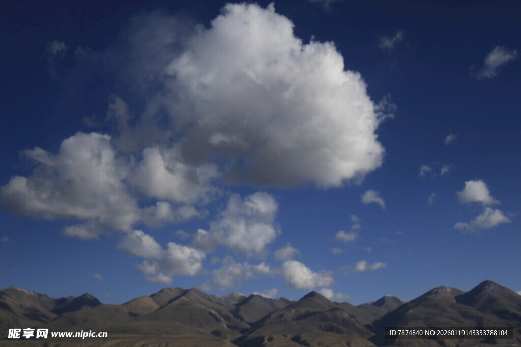 蓝天之上白云伴远山