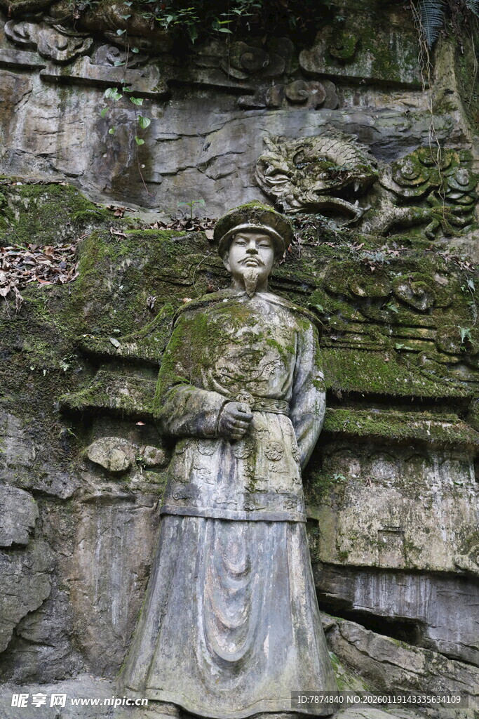 古老石壁上的神秘雕像