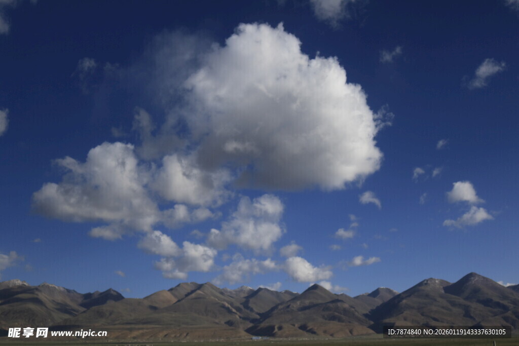 蓝天群山间的蓬松云朵