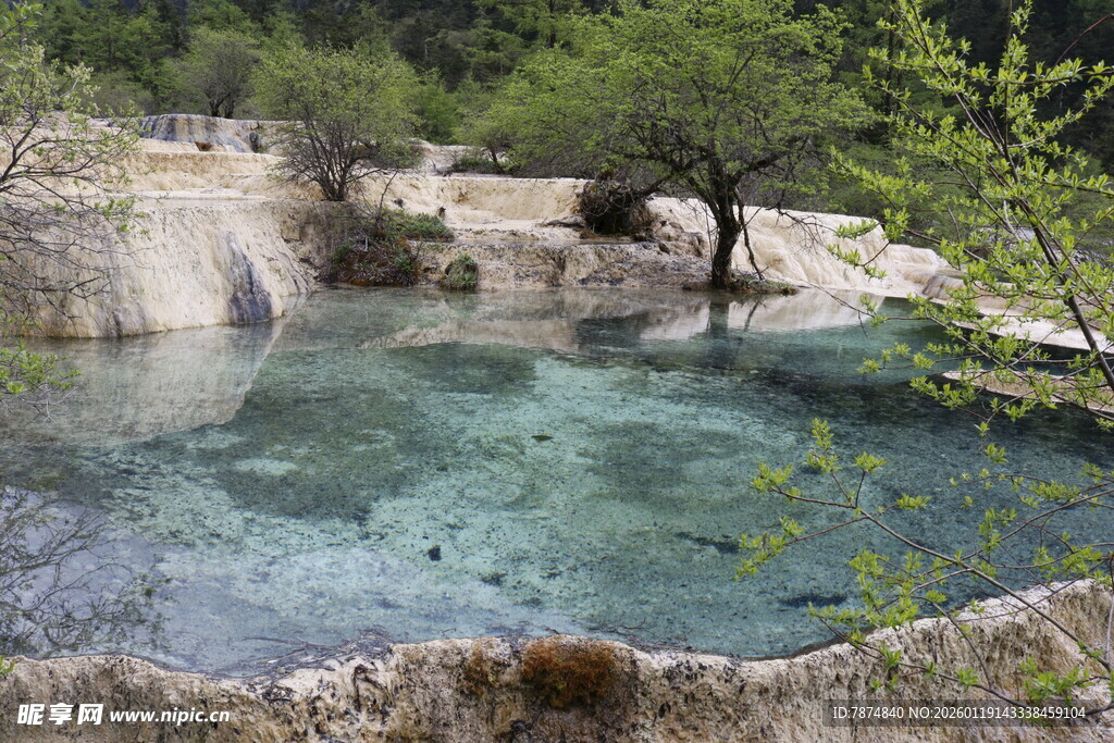 山间清澈碧潭美景