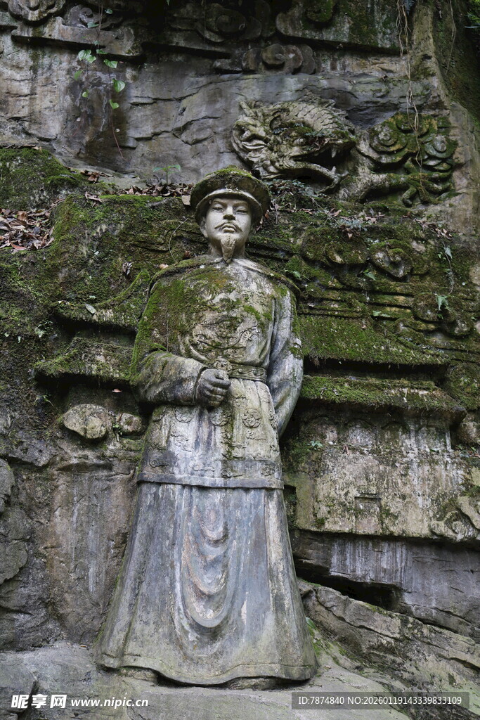 古岩石旁的精美人物雕像