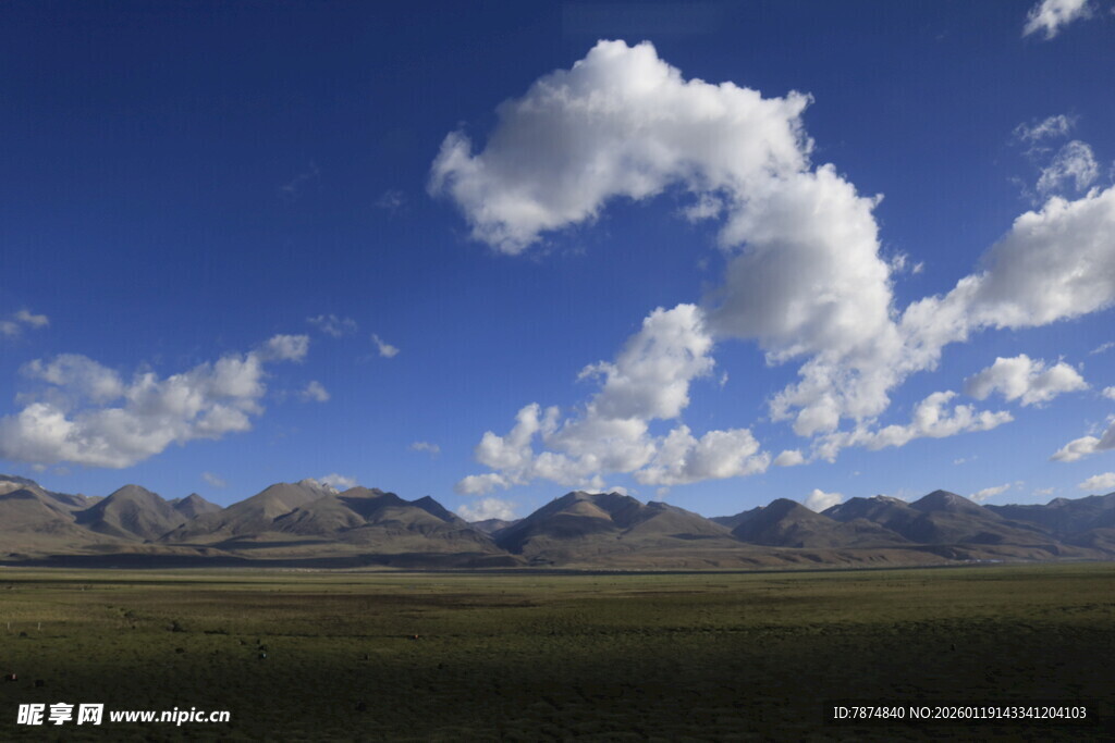 蓝天草原与远山美景