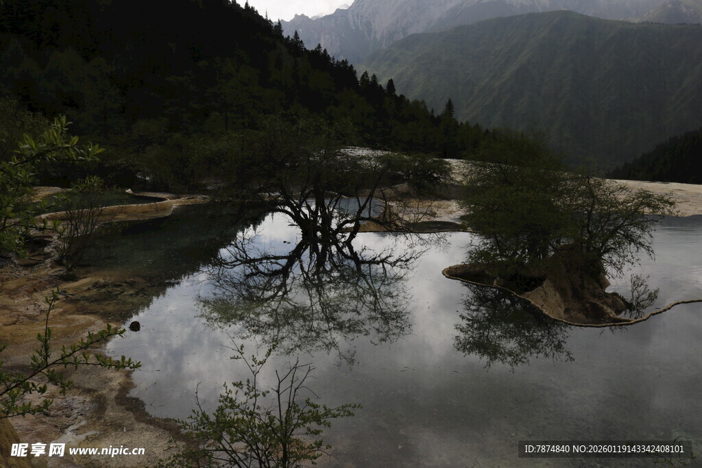 山间静谧水域景观