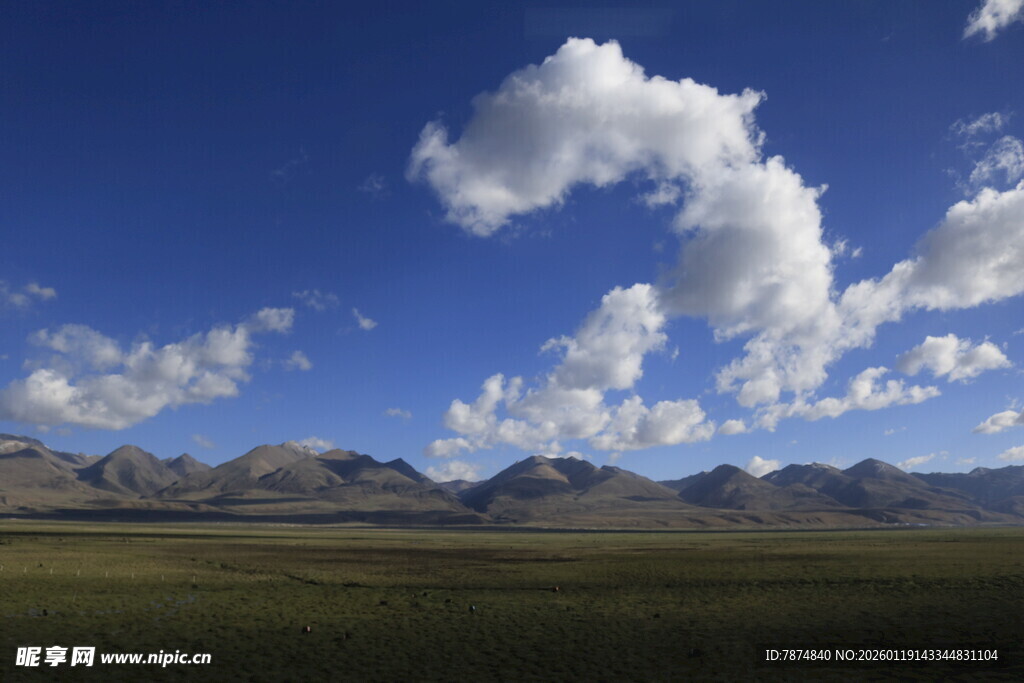 蓝天草原与远山美景