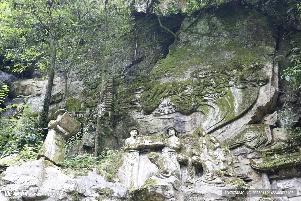 山林间嶙峋怪石景观