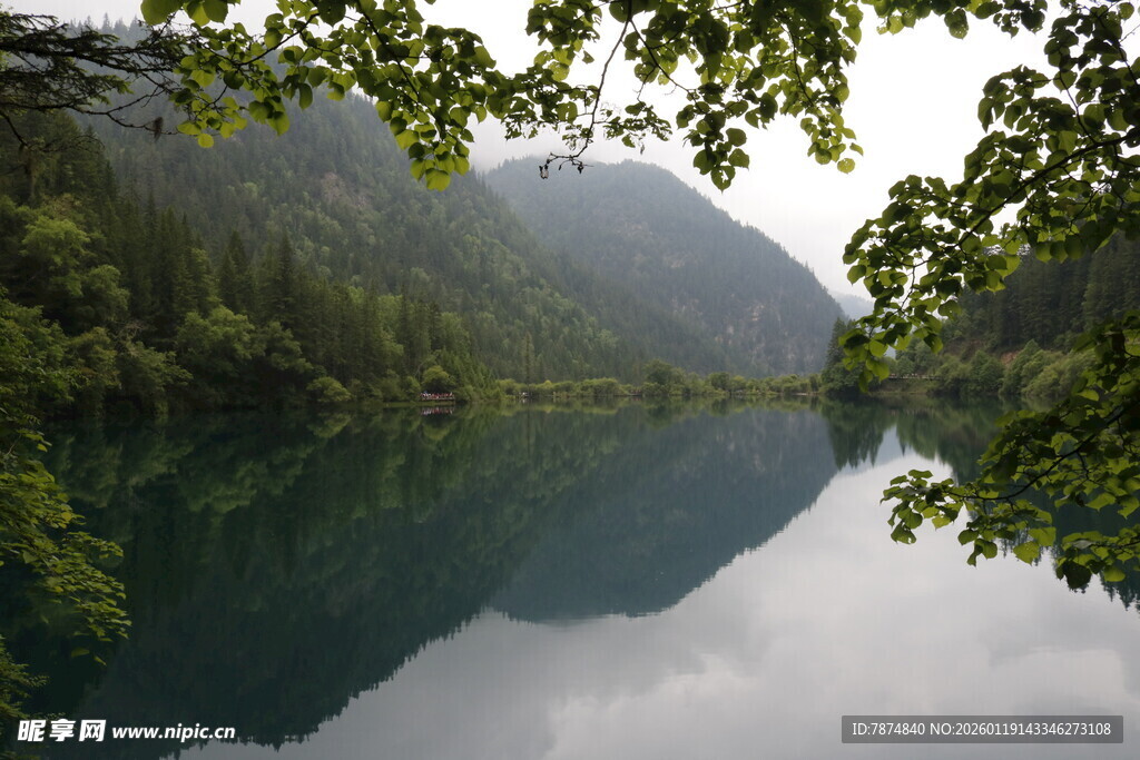 山间静谧湖水风景图