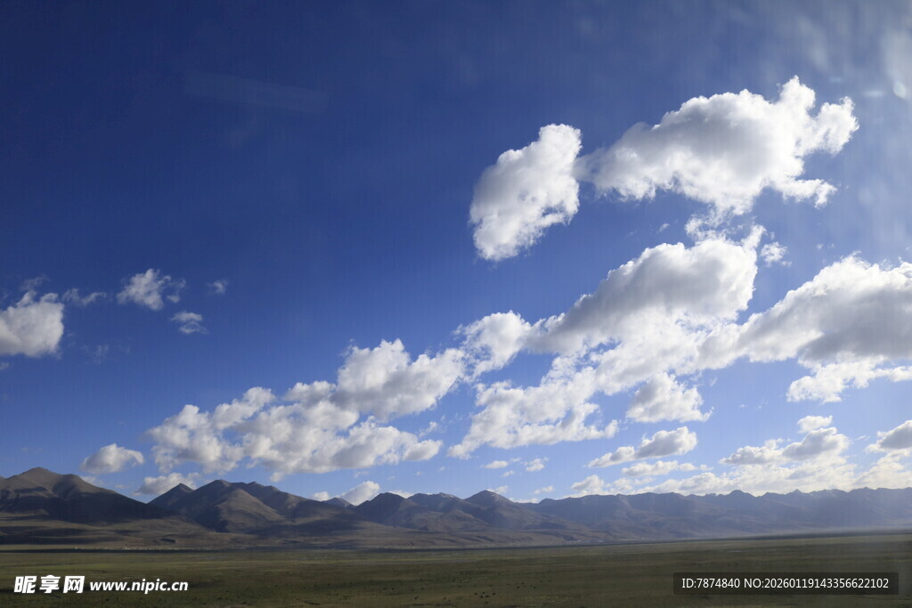 蓝天白云下的壮美山脉