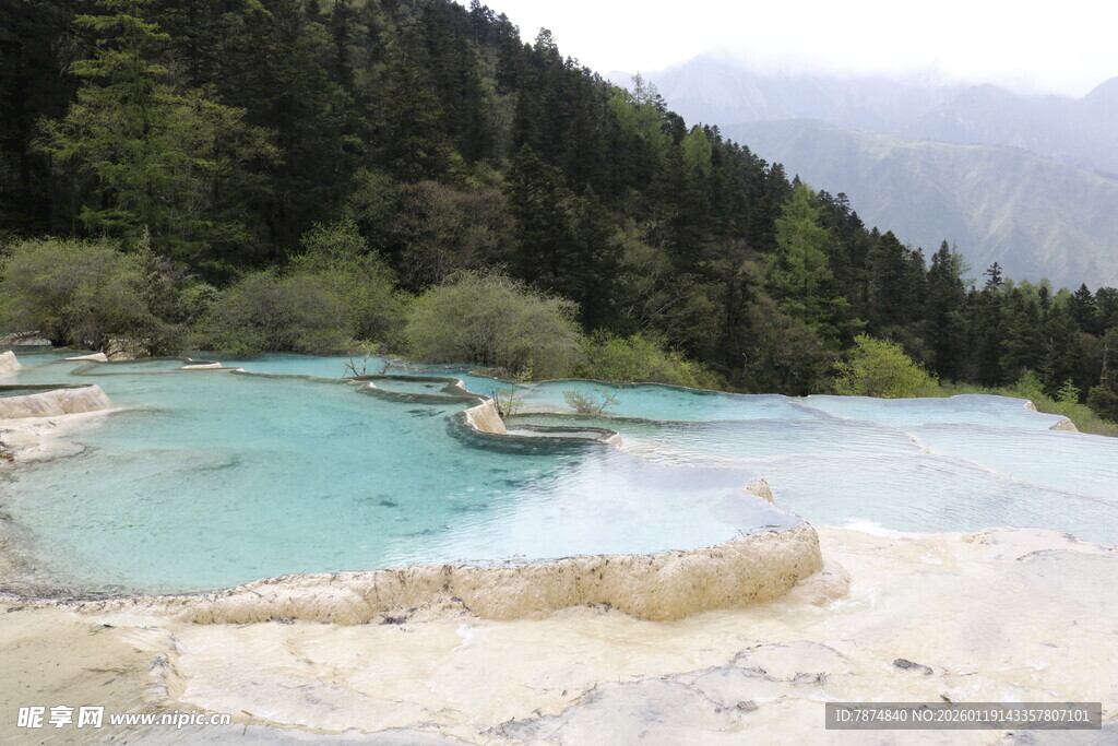梦幻蓝湖 山林间的自然奇观