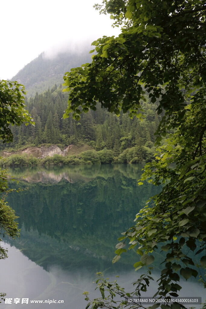 山间幽湖 绿意环绕之景