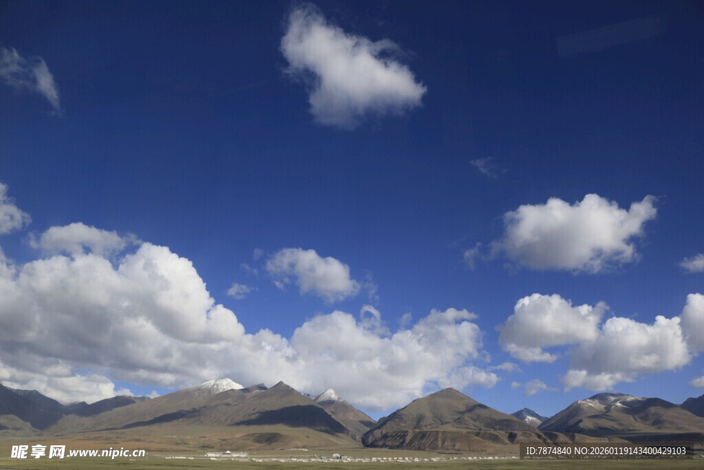 蓝天白云下的壮美山峦