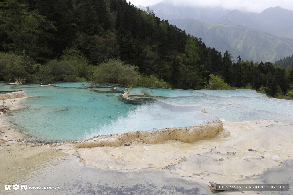 梦幻蓝绿相间的山间湖泊
