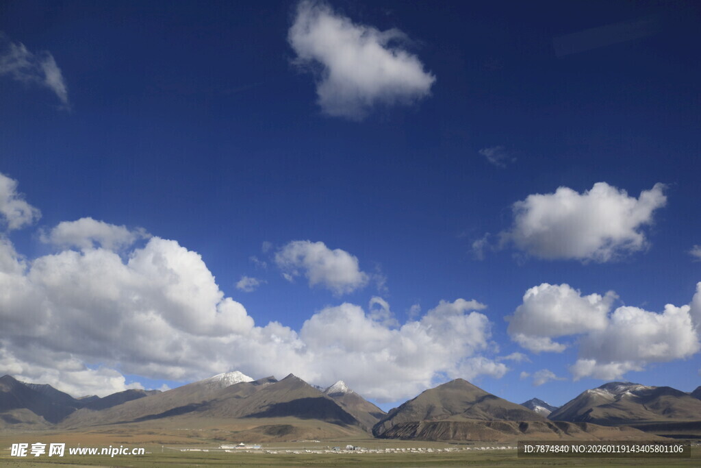 蓝天雪山下的壮美风景