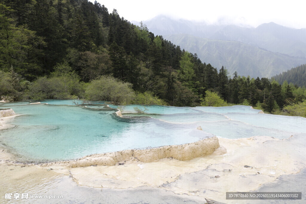 梦幻蓝湖 山林环绕的美景