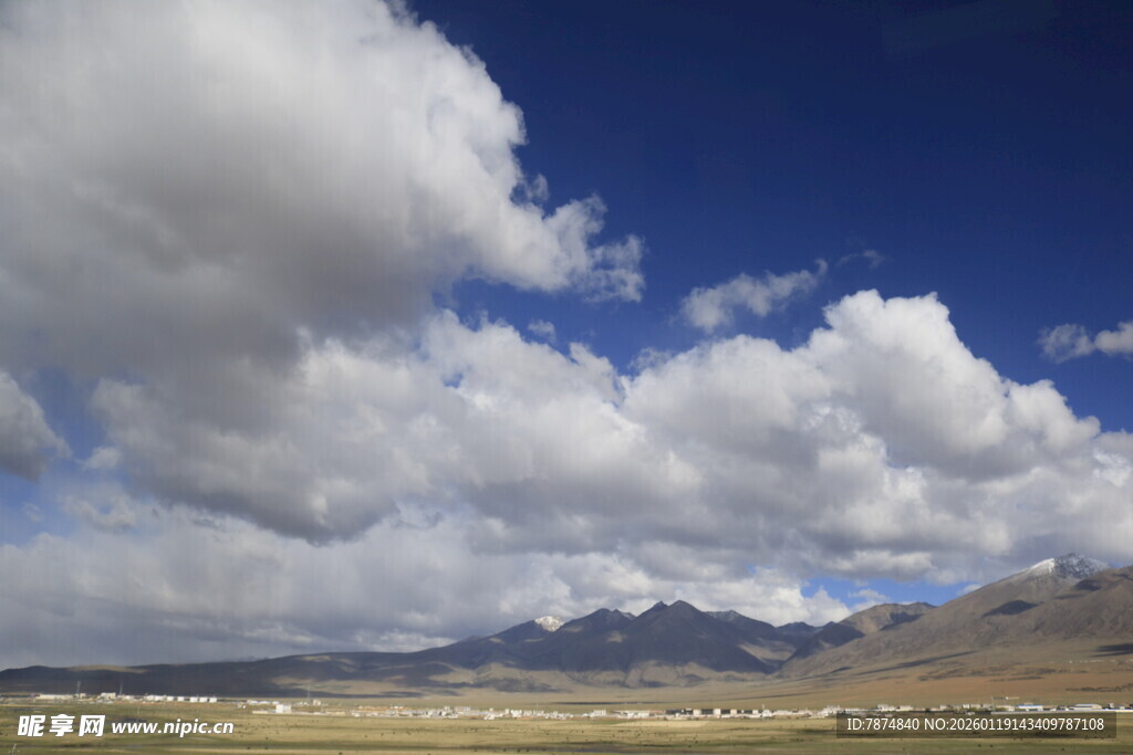 蓝天白云下的广袤原野