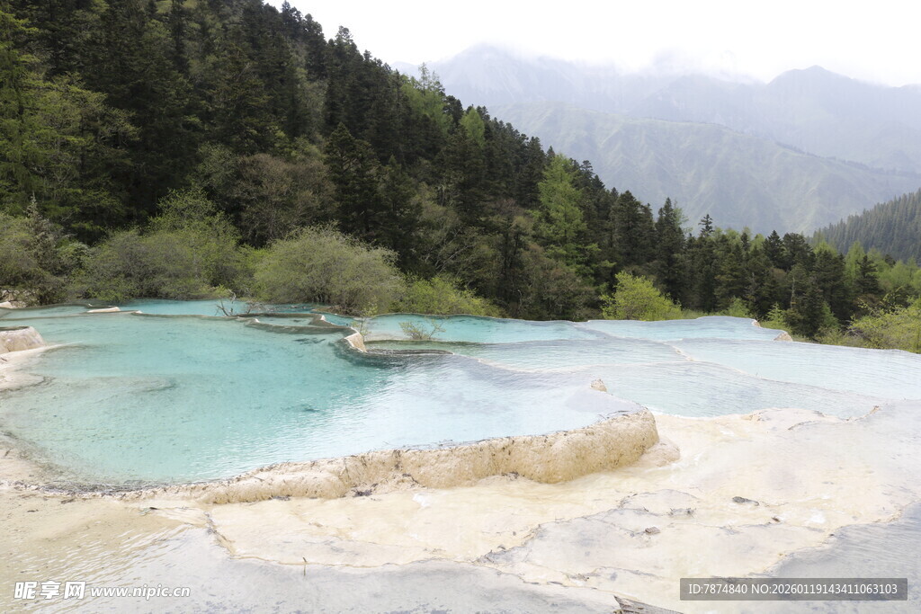 梦幻蓝湖 山林环绕的美景