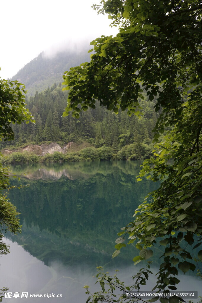 青山绿水间的静谧湖泊