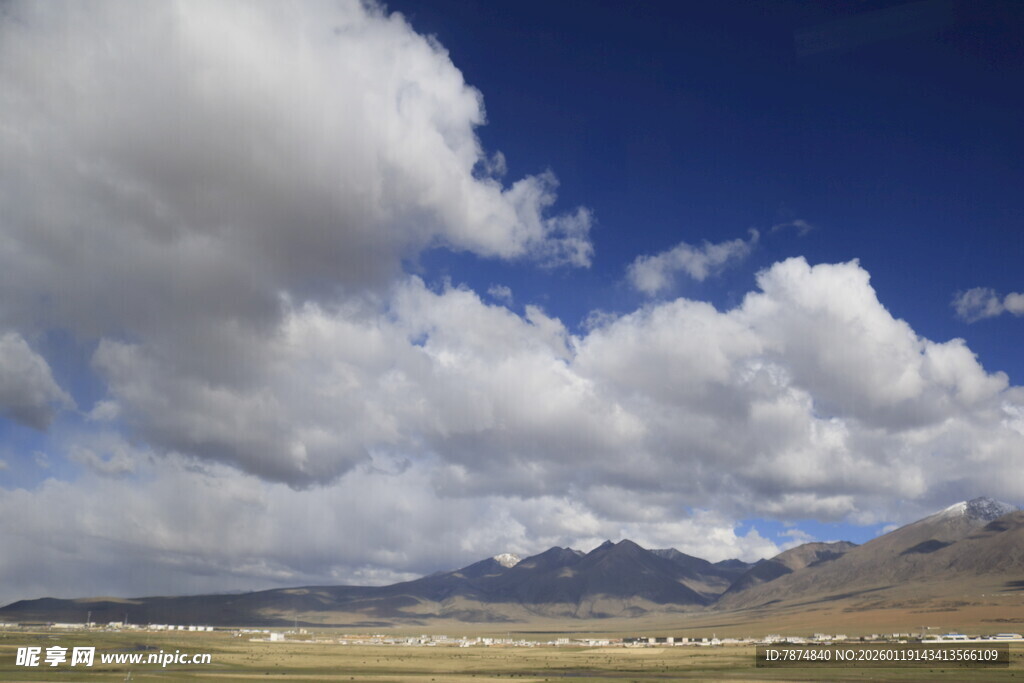 蓝天白云下的广袤原野
