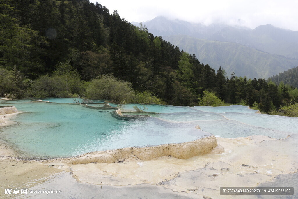 梦幻蓝湖 山间绝美风光