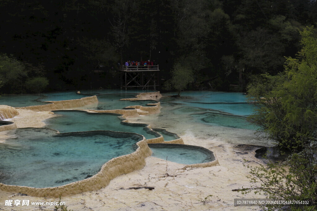 梦幻蓝绿色的天然钙化池