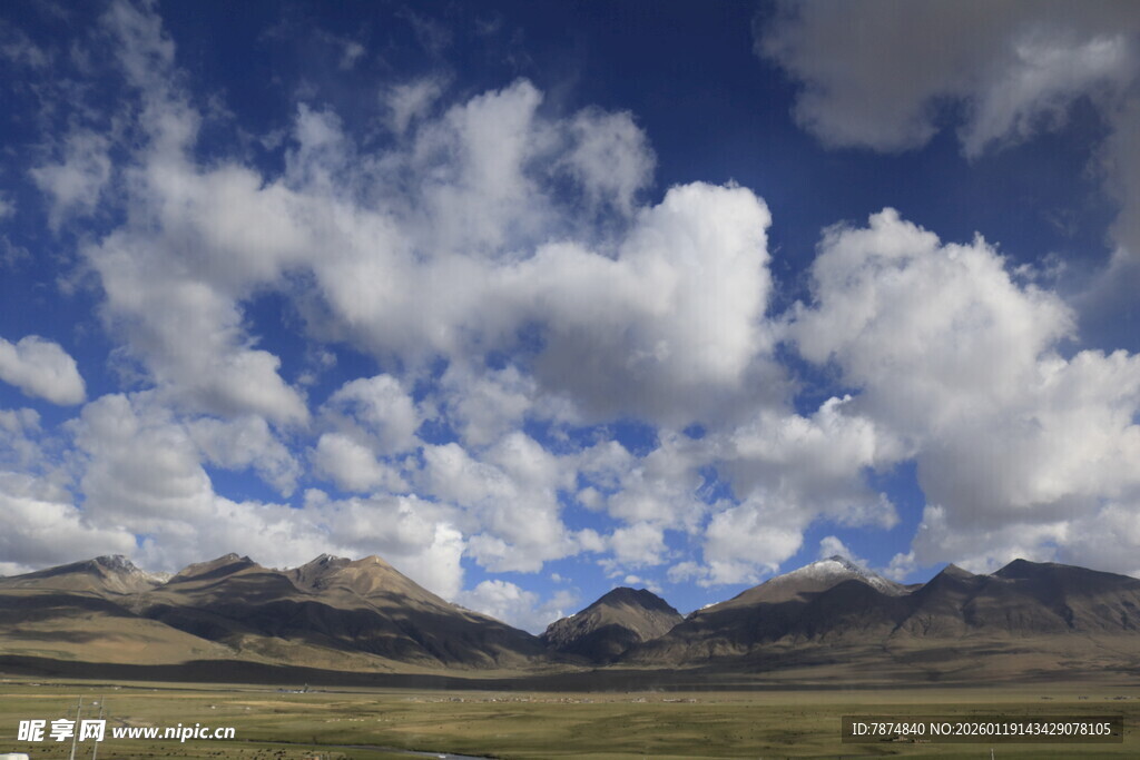 草原上的蓝天白云与远山