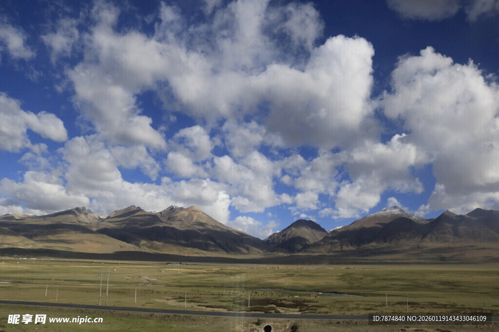 草原蓝天远山壮美风光