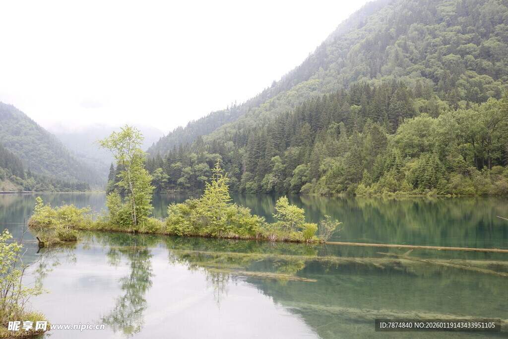 山间碧湖 静谧自然美景
