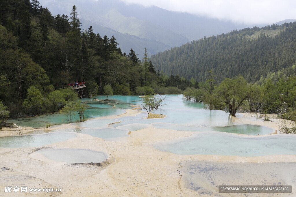 梦幻蓝绿相间的山间河流
