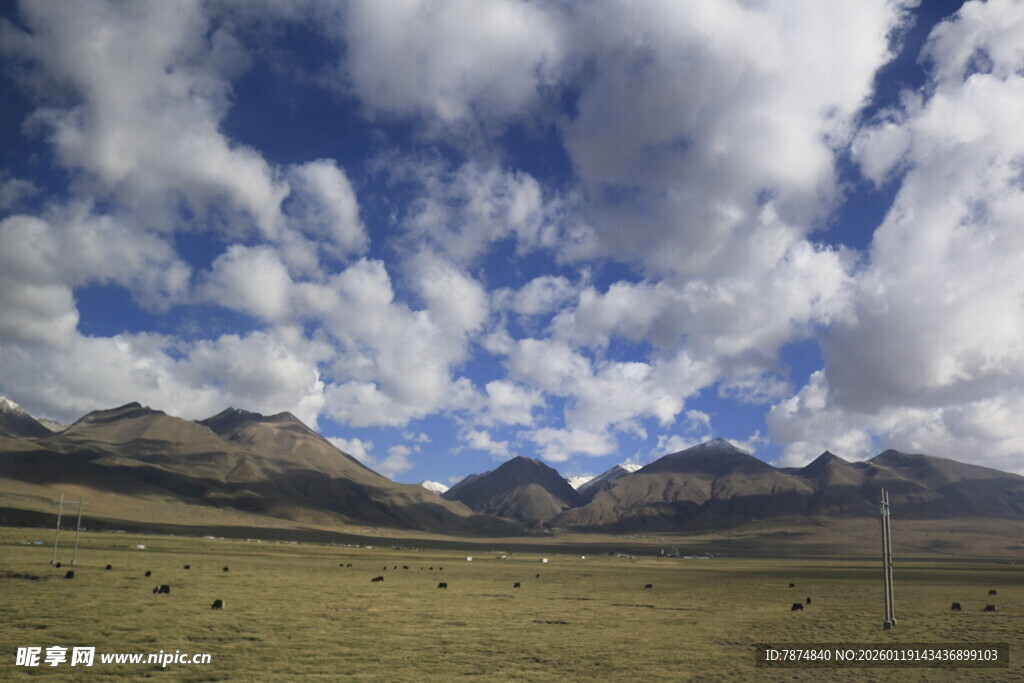 草原山峦间的蓝天白云