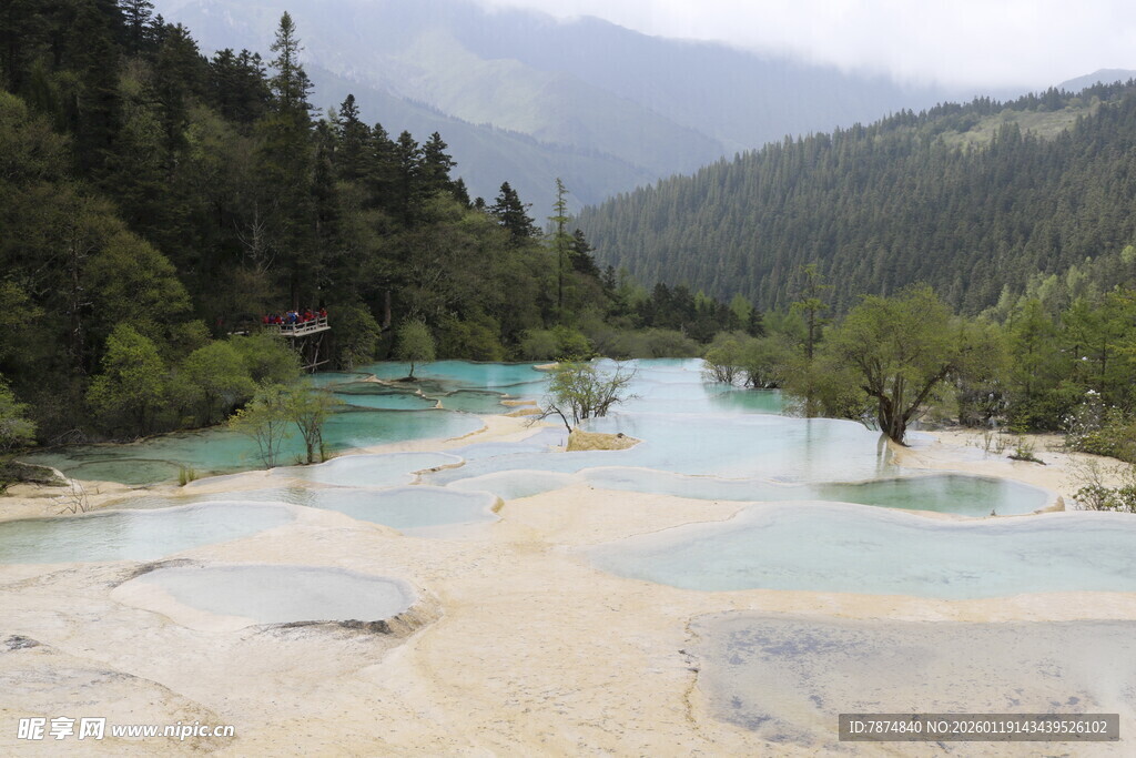 梦幻五彩山间溪流景观