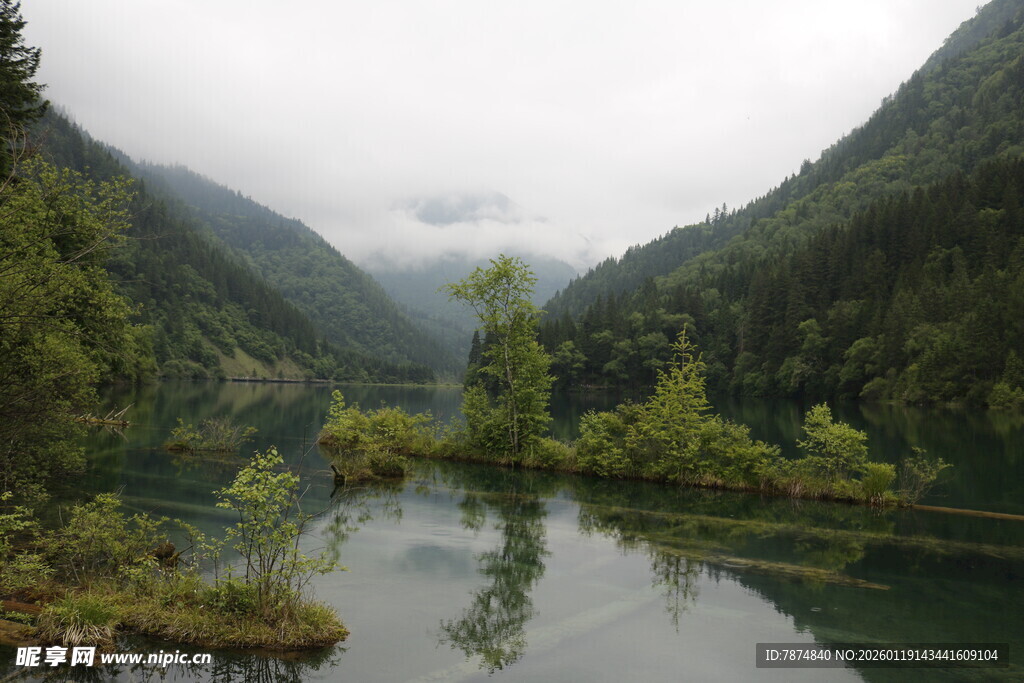 山间静湖 云雾缭绕之景