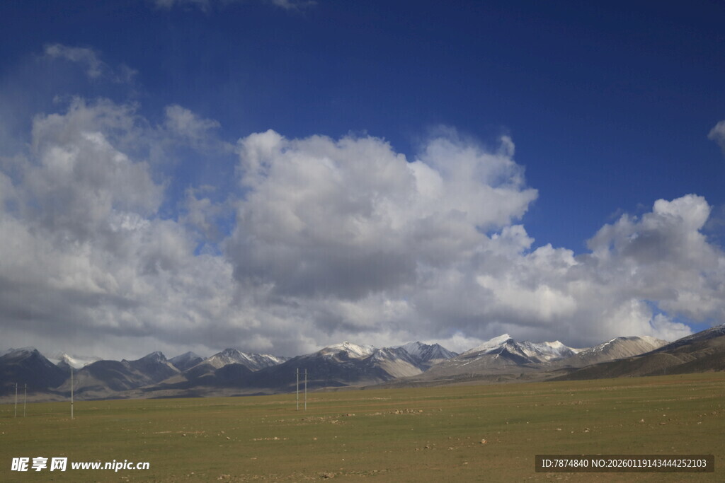 草原蓝天远山壮丽风光