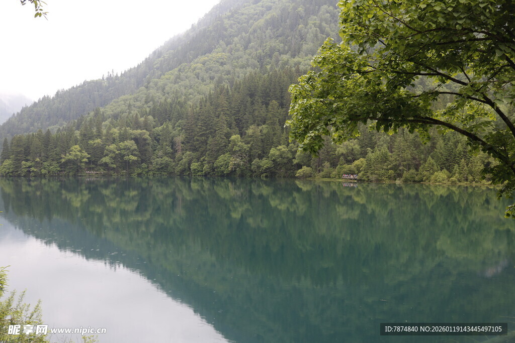 静谧青山绿水间的幽湖