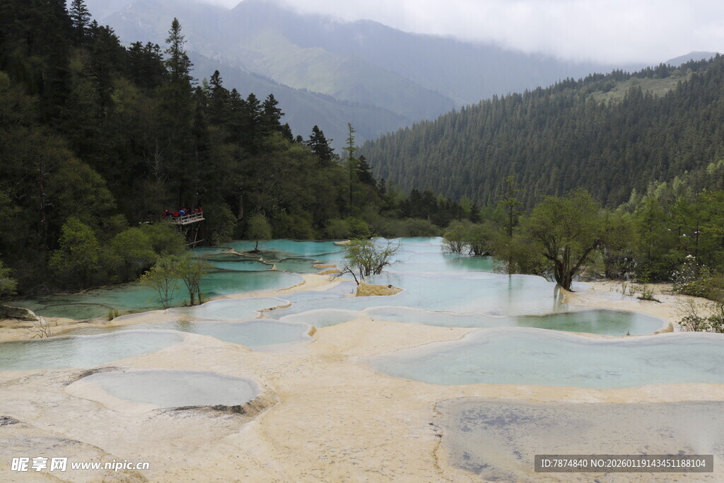 梦幻多彩的山间溪流景观