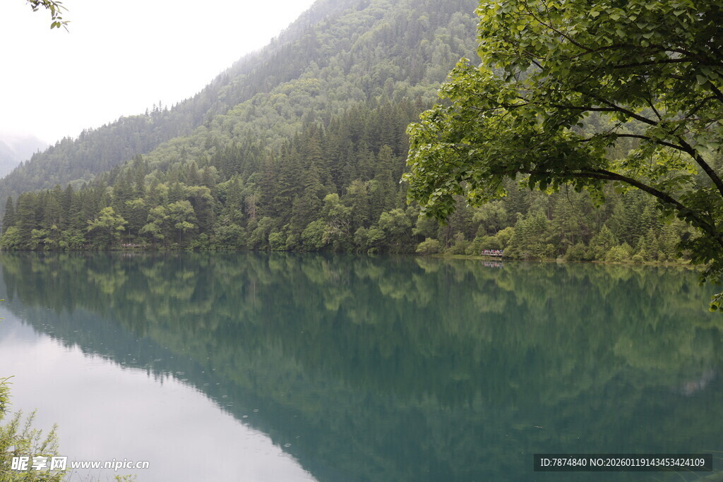 青山绿水间的静谧湖水