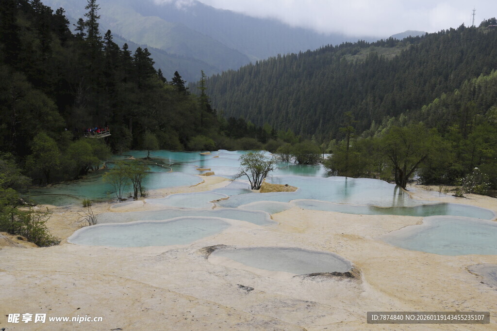 梦幻多彩的山间溪流景观