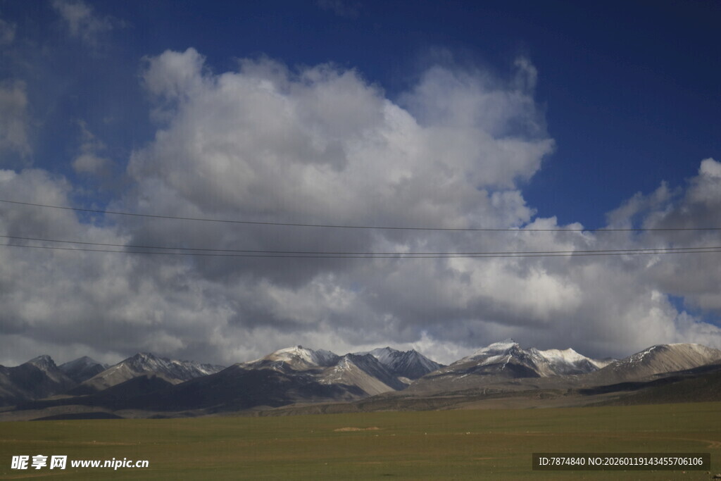 草原上的壮丽云景与雪山