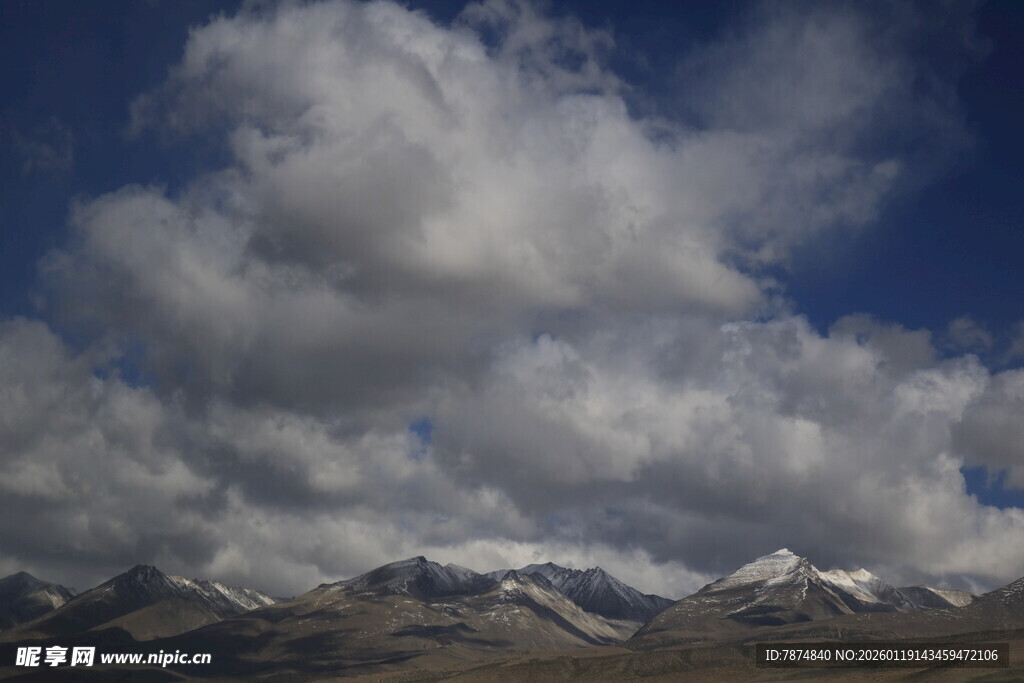 蓝天白云下的雪山美景