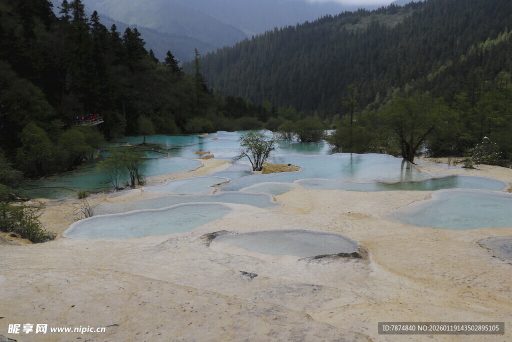 梦幻蓝白相间的山间湖泊