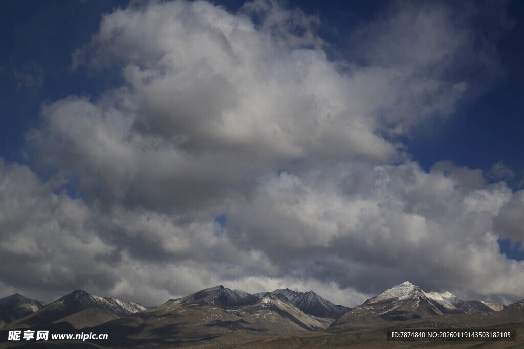 蓝天白云下的壮丽雪山