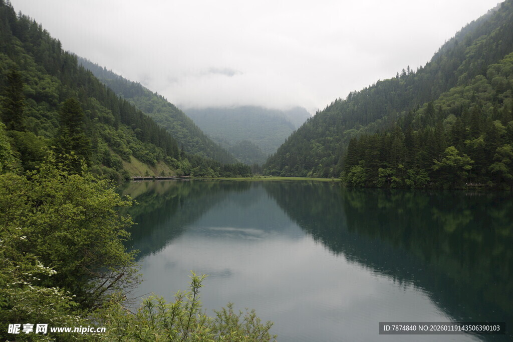 山间静谧湖景 绿意盎然