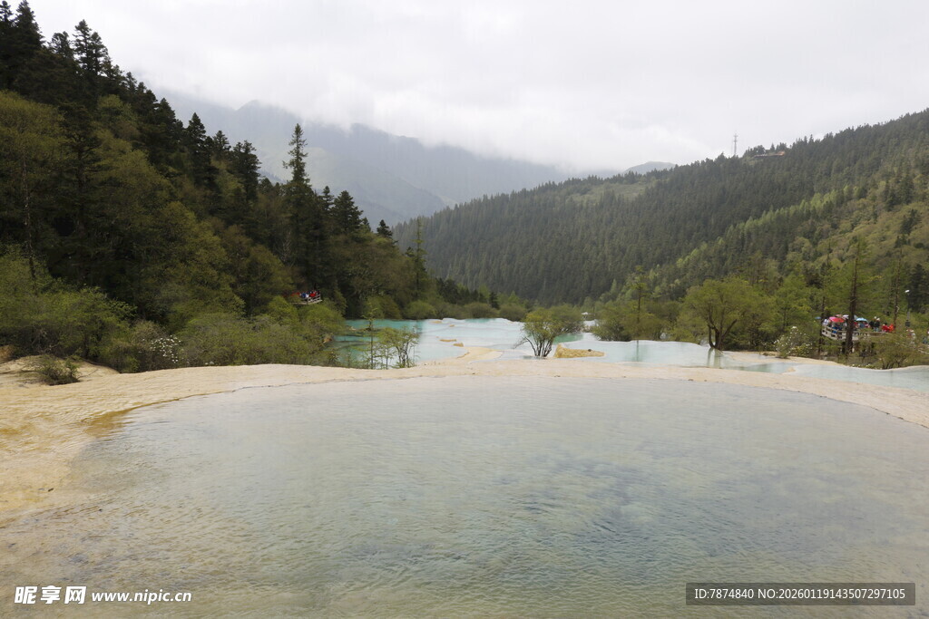 山间清澈湖泊美景