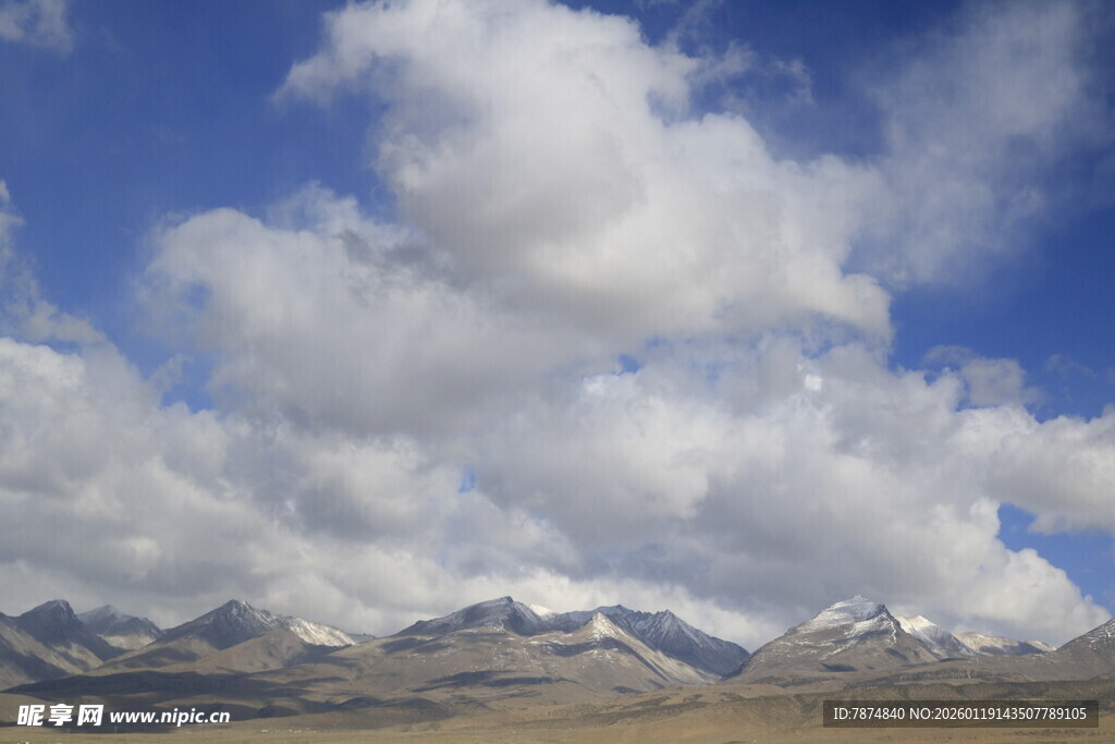 蓝天白云下的壮丽山脉