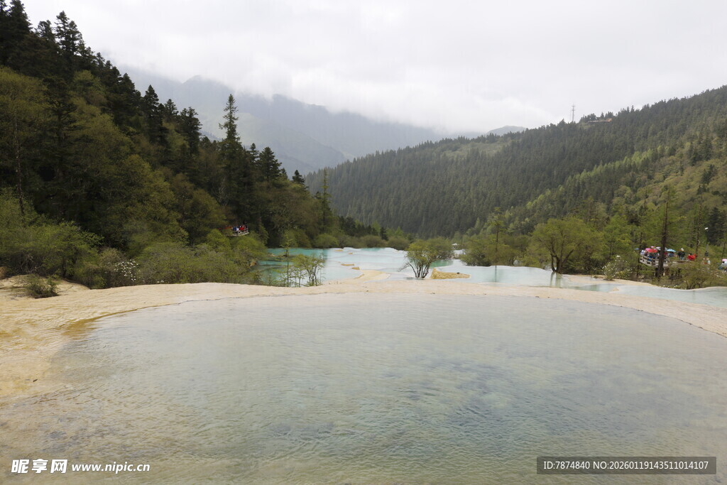 山间清澈湖泊美景