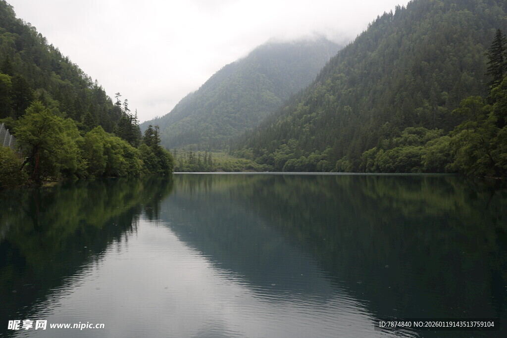 静谧山水湖景图